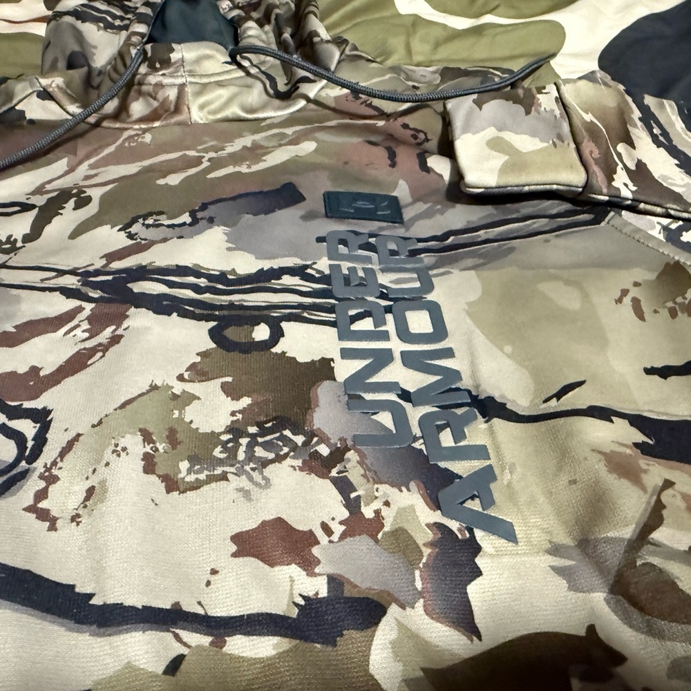 Under Armour youth boys Camo Hoodie gently used- Brown, Black and gray.
